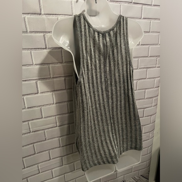 THE CLASSIC women sleeves gray top /size XL - Picture 8 of 9